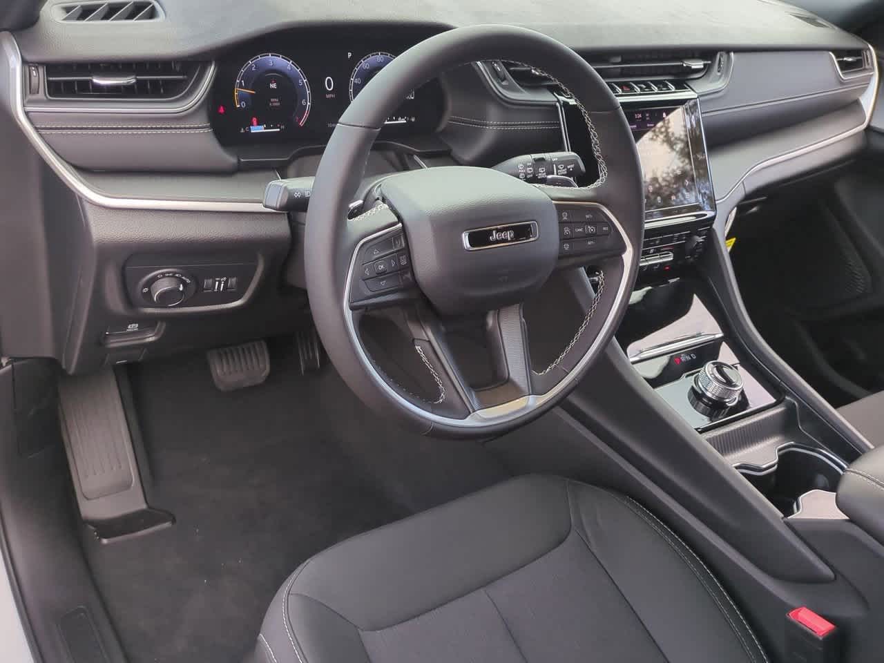 2025 Jeep Grand Cherokee GRAND CHEROKEE LAREDO 4X2