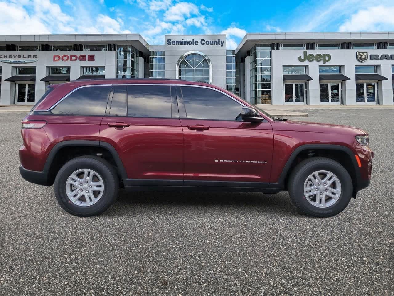 2025 Jeep Grand Cherokee GRAND CHEROKEE LAREDO 4X2