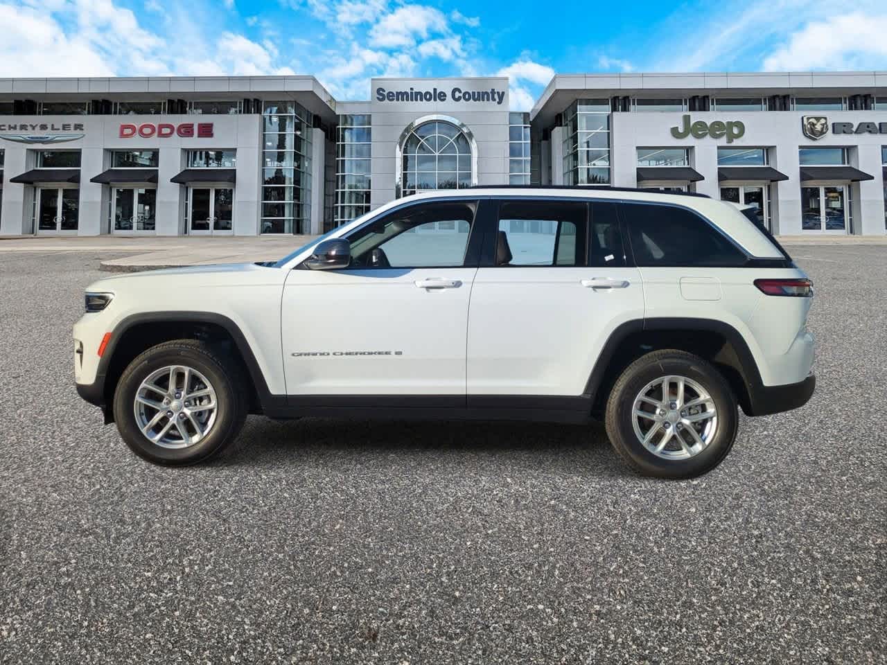 2025 Jeep Grand Cherokee GRAND CHEROKEE LAREDO X 4X2