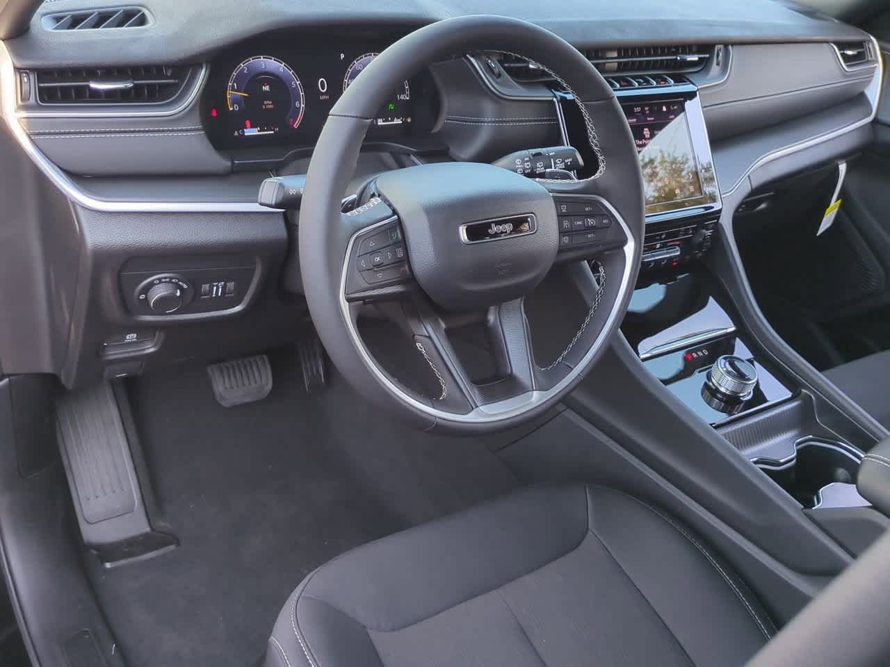 2025 Jeep Grand Cherokee GRAND CHEROKEE LAREDO 4X2