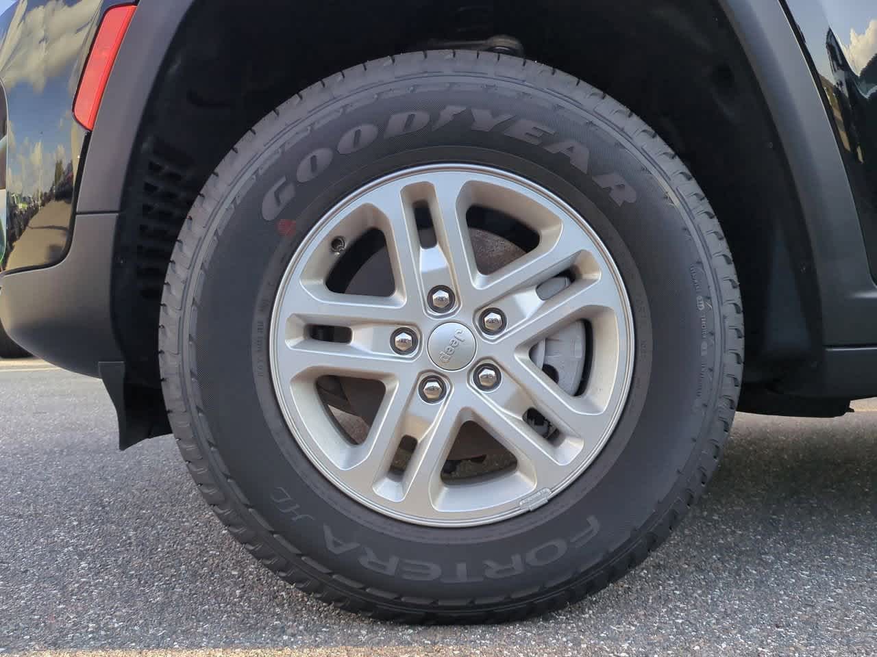 2025 Jeep Grand Cherokee GRAND CHEROKEE LAREDO 4X2