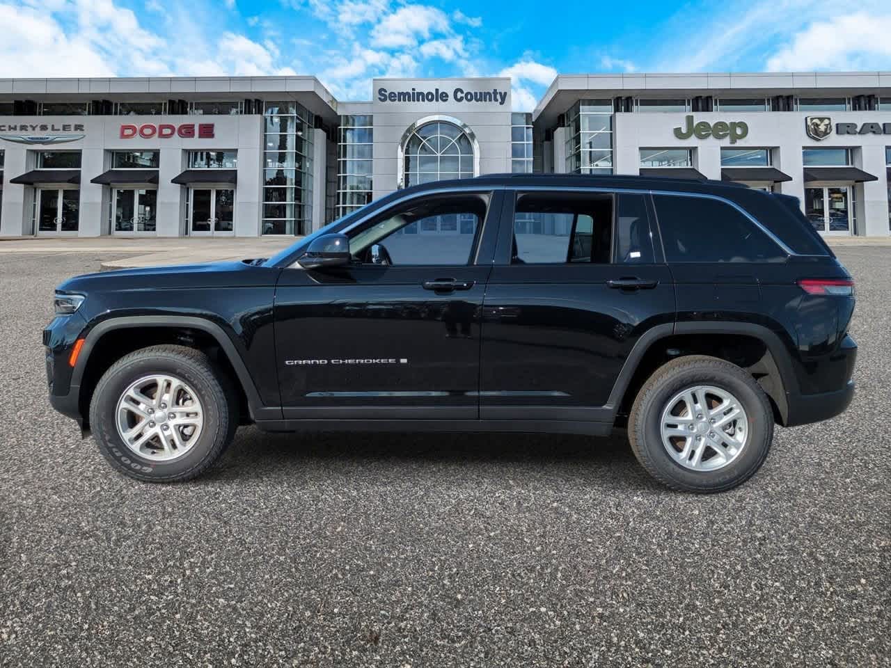 2025 Jeep Grand Cherokee GRAND CHEROKEE LAREDO 4X2