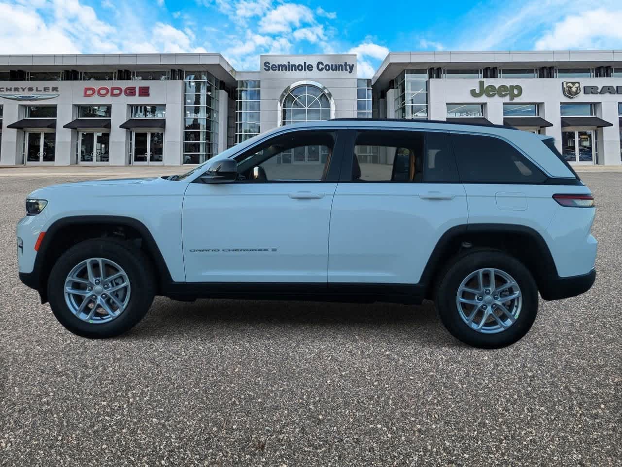 2025 Jeep Grand Cherokee GRAND CHEROKEE LAREDO X 4X2