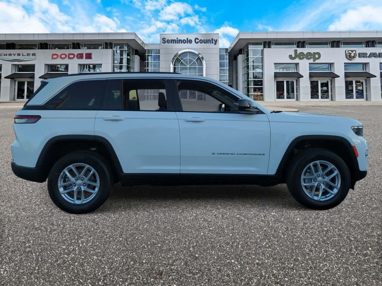 2025 Jeep Grand Cherokee GRAND CHEROKEE LAREDO X 4X2