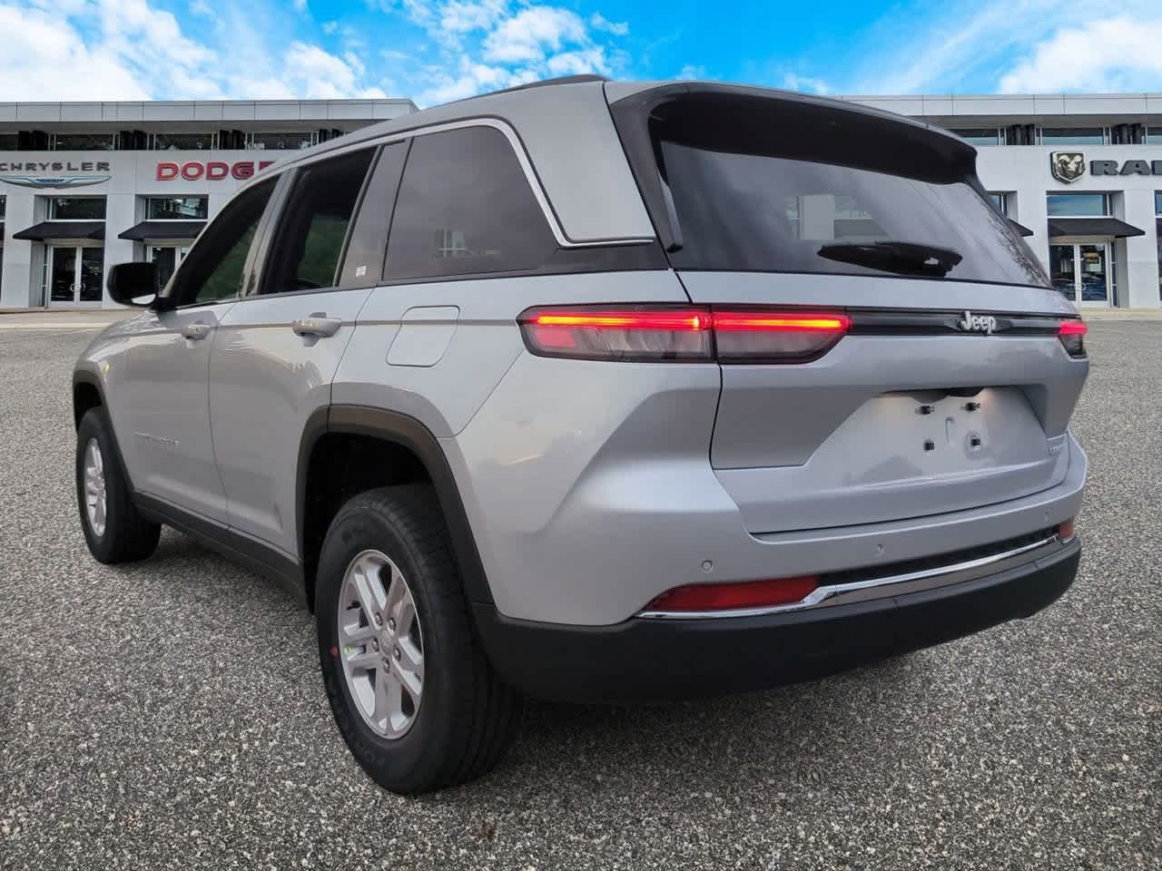 2025 Jeep Grand Cherokee GRAND CHEROKEE LAREDO 4X2