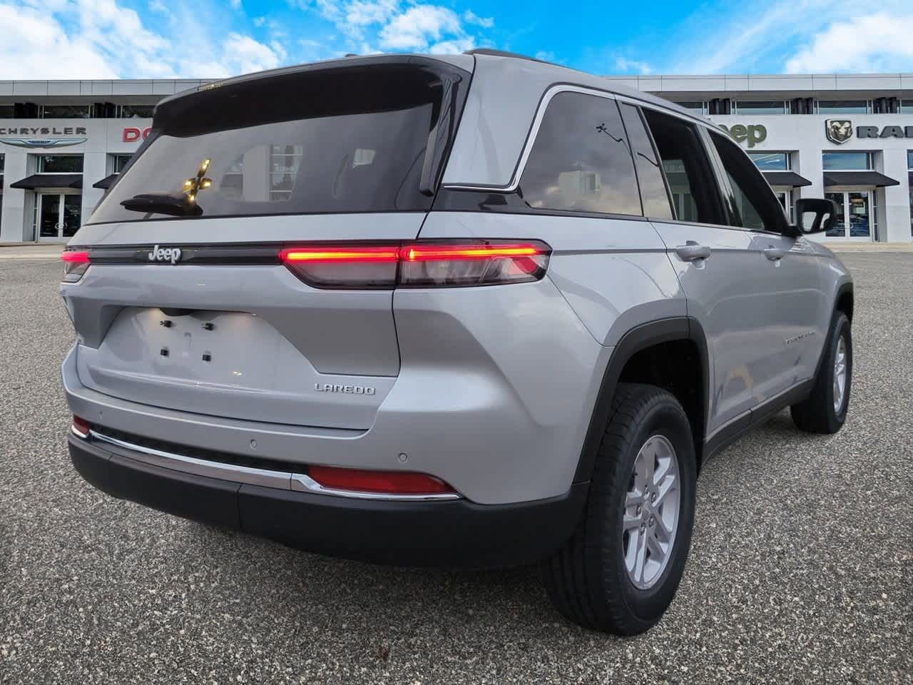 2025 Jeep Grand Cherokee GRAND CHEROKEE LAREDO 4X2