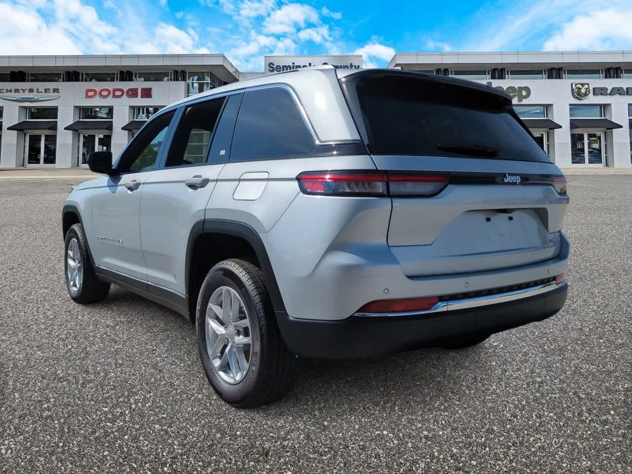 2025 Jeep Grand Cherokee GRAND CHEROKEE LAREDO X 4X2