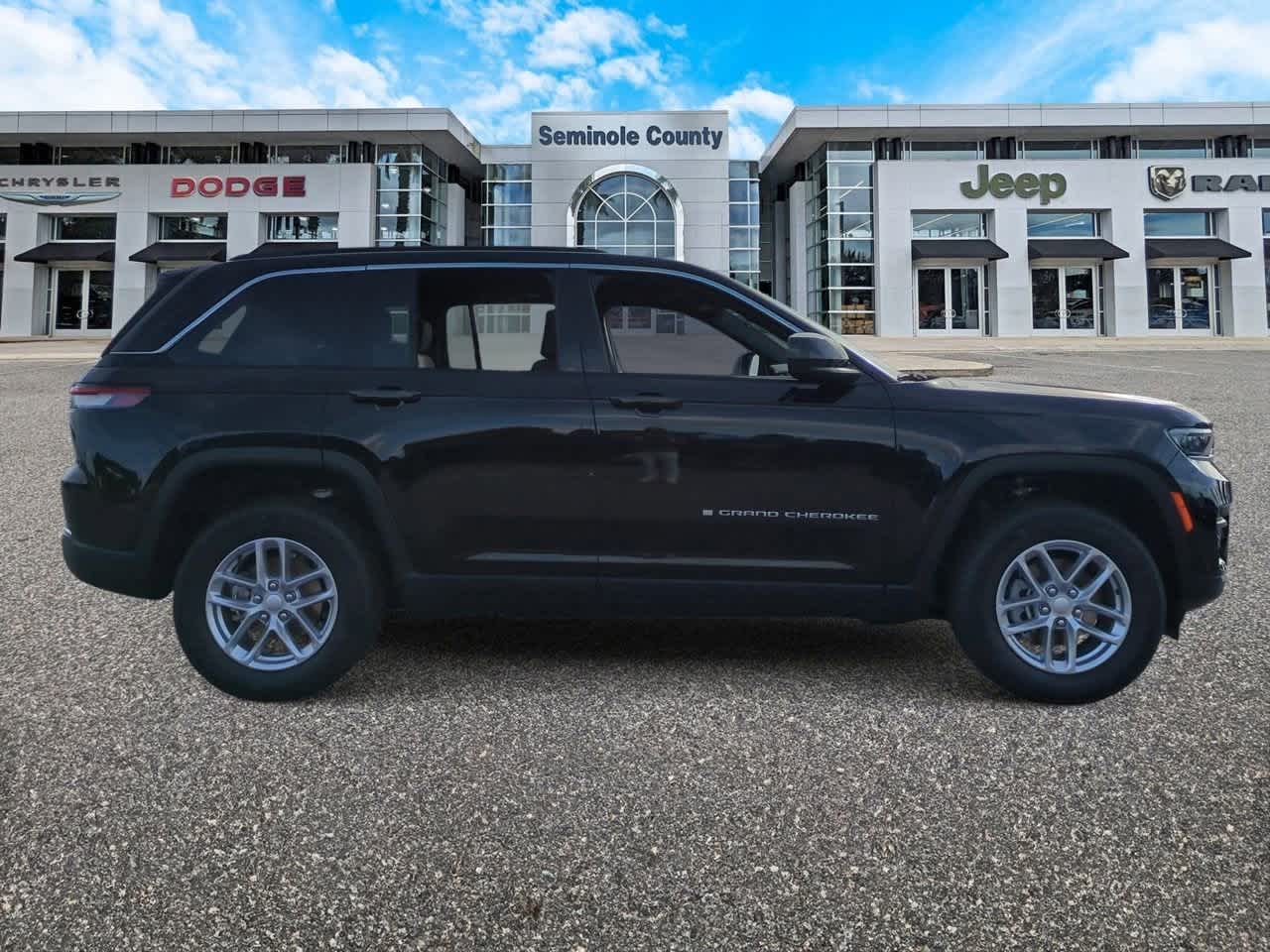 2025 Jeep Grand Cherokee GRAND CHEROKEE LAREDO X 4X4