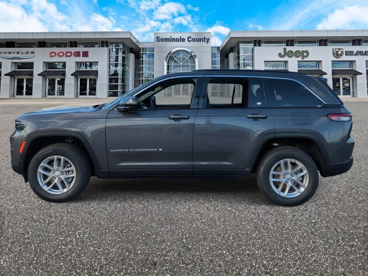 2025 Jeep Grand Cherokee GRAND CHEROKEE LAREDO X 4X4