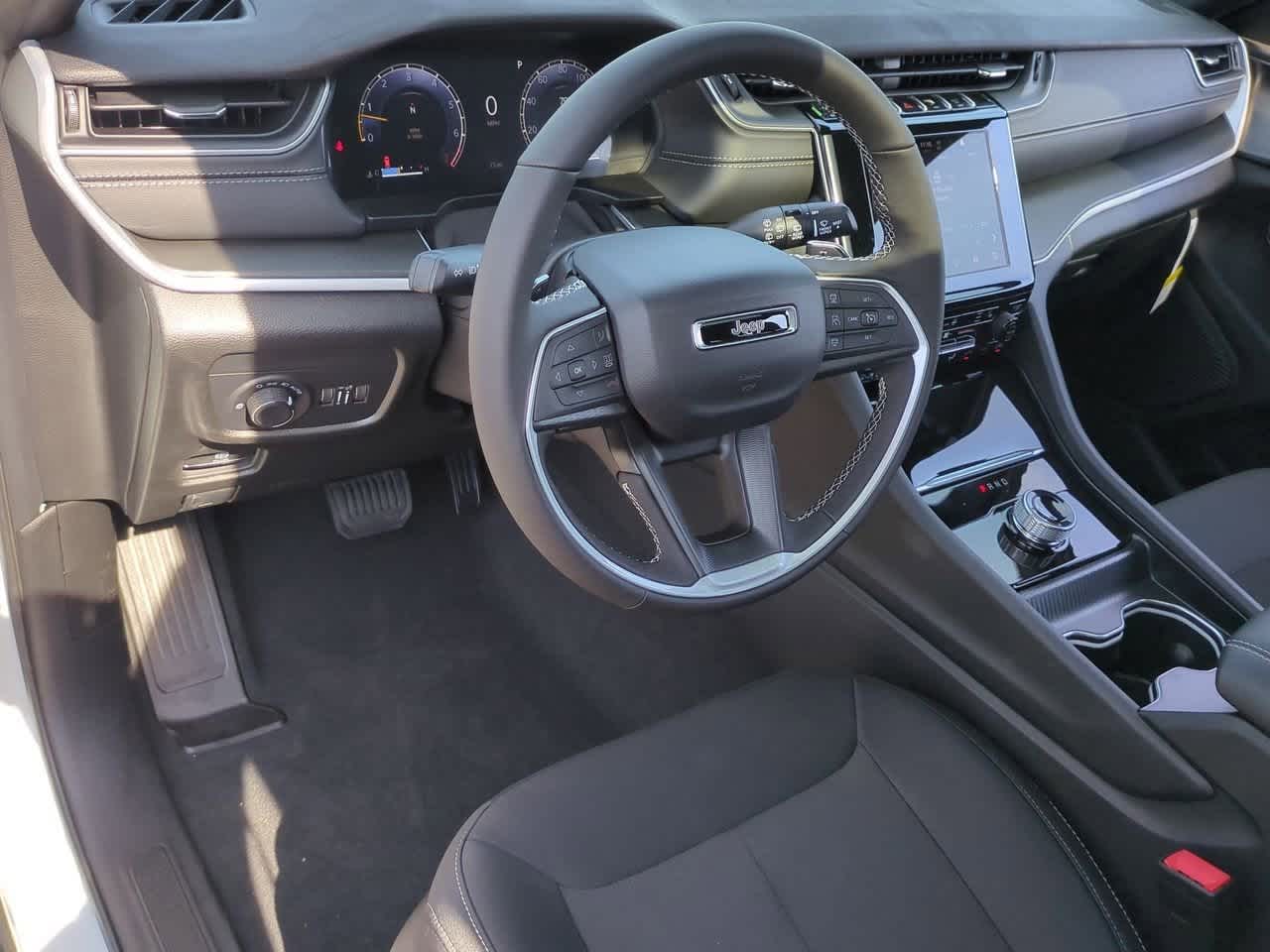 2025 Jeep Grand Cherokee GRAND CHEROKEE LAREDO X 4X4