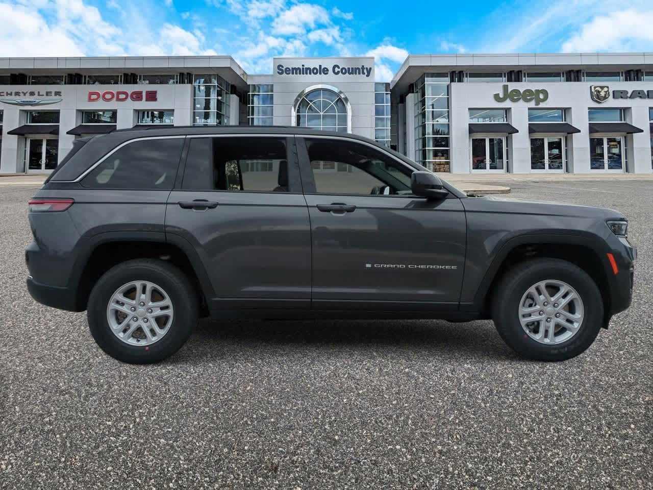 2025 Jeep Grand Cherokee GRAND CHEROKEE LAREDO 4X4