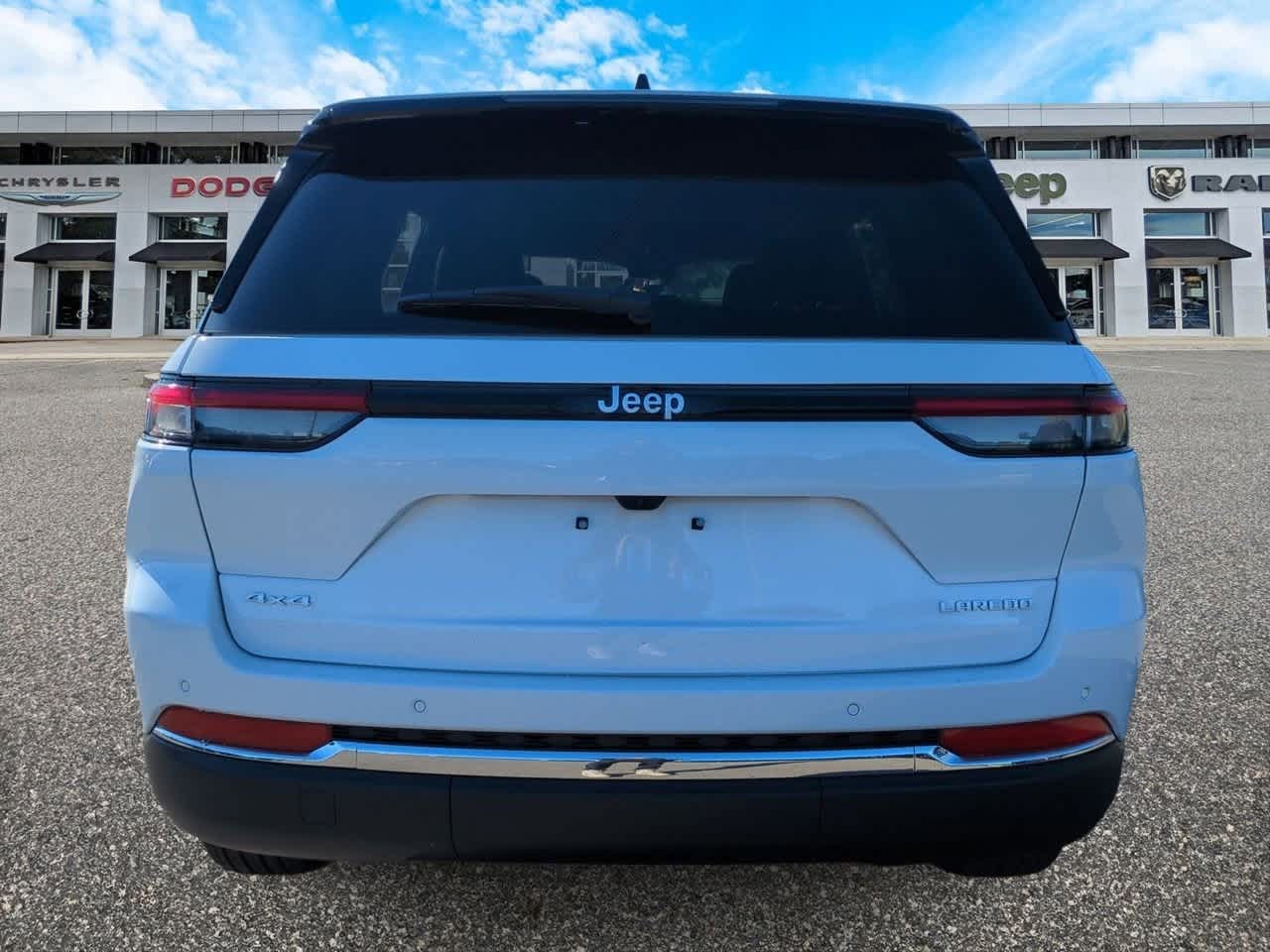 2025 Jeep Grand Cherokee GRAND CHEROKEE LAREDO X 4X4