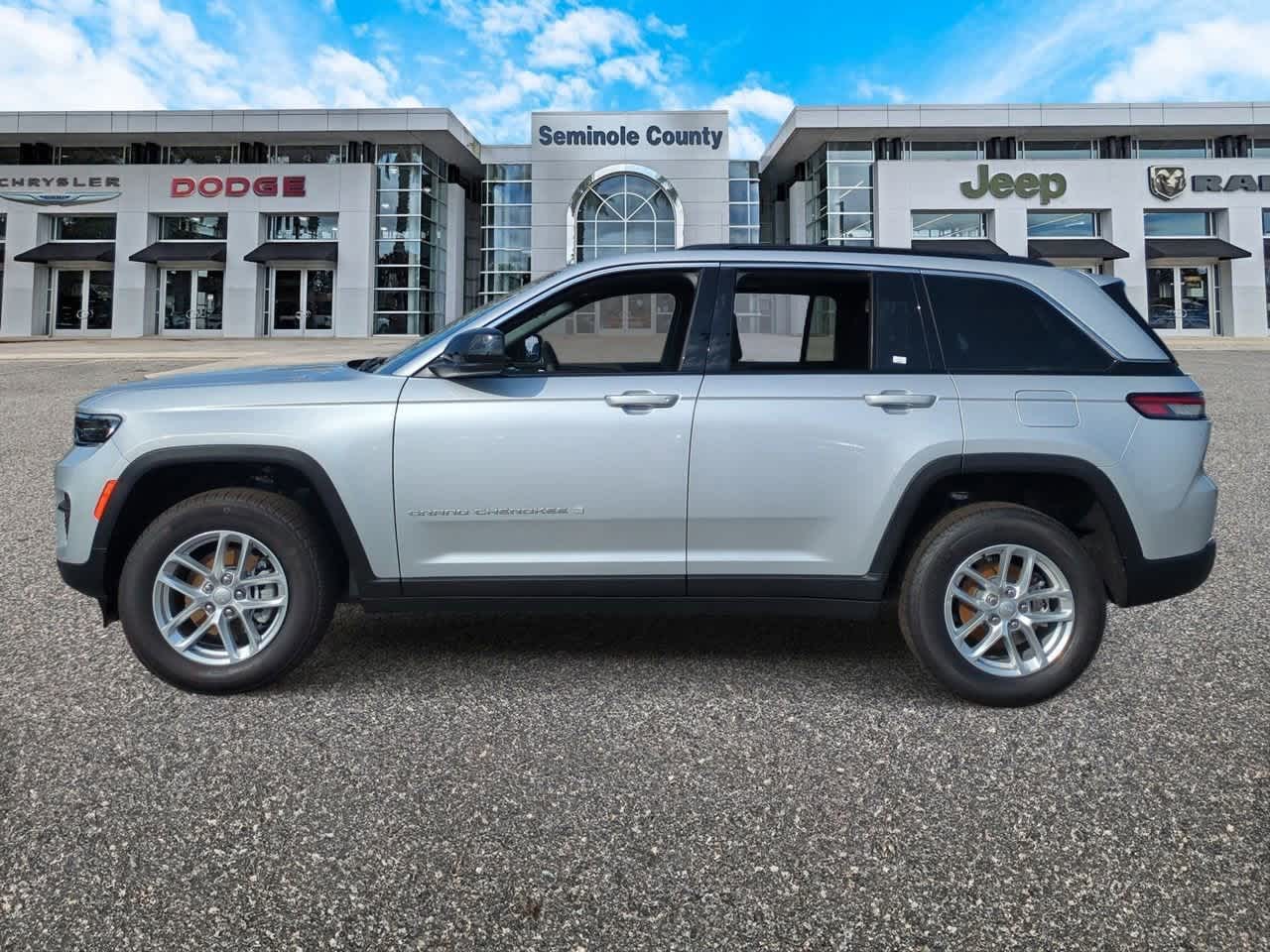 2025 Jeep Grand Cherokee GRAND CHEROKEE LAREDO X 4X4