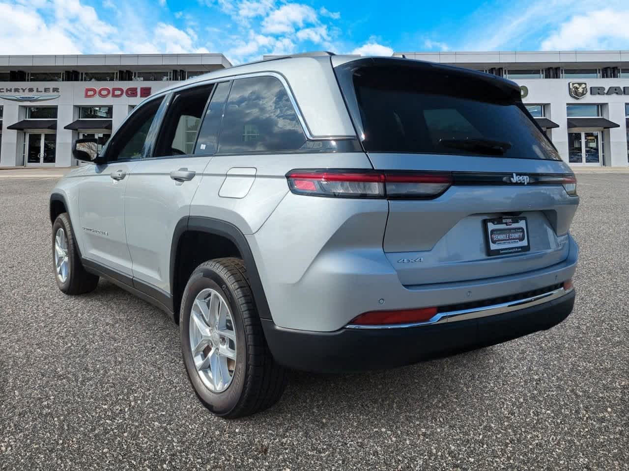 2025 Jeep Grand Cherokee GRAND CHEROKEE LAREDO X 4X4