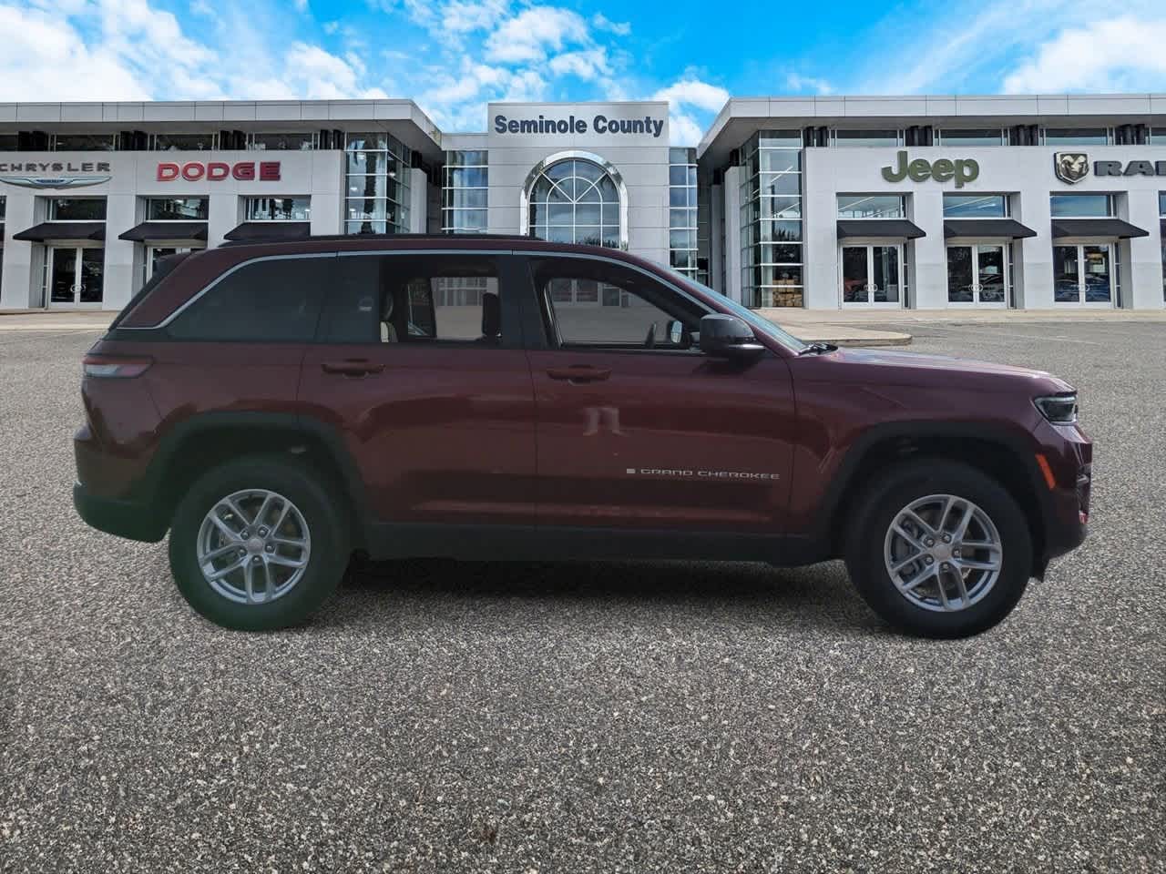 2025 Jeep Grand Cherokee GRAND CHEROKEE LAREDO X 4X4