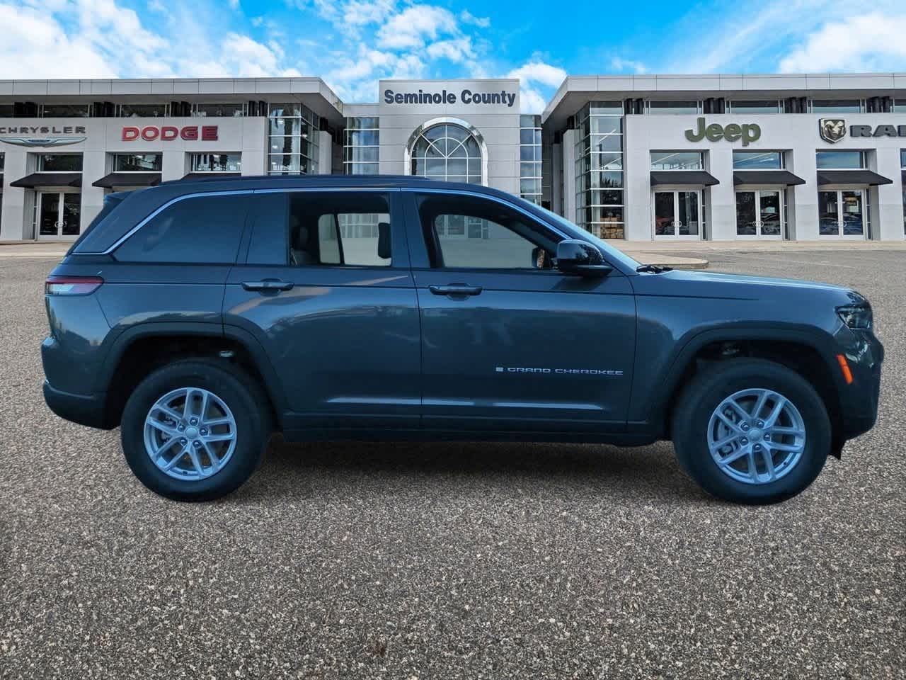 2025 Jeep Grand Cherokee GRAND CHEROKEE LAREDO X 4X4