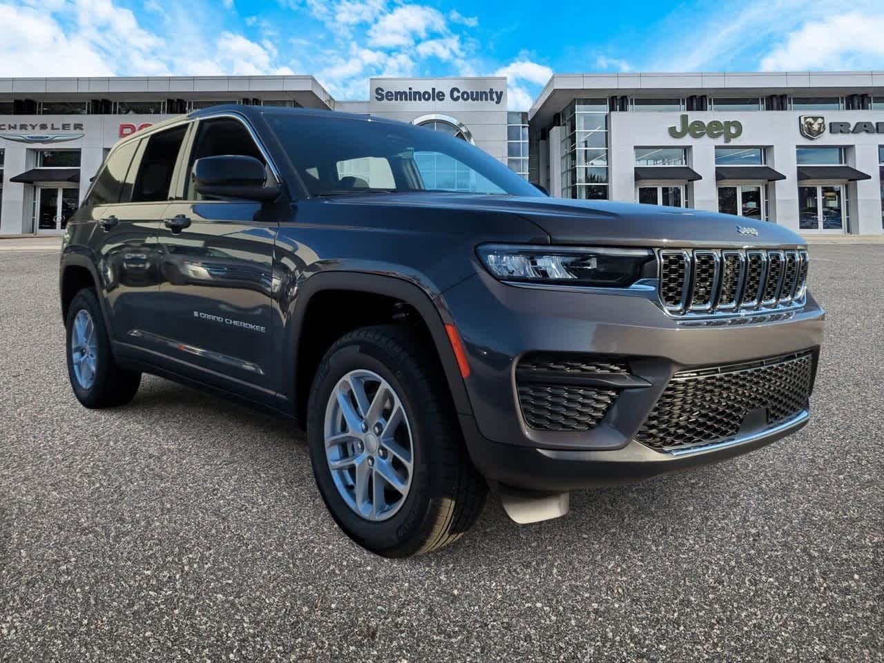 2025 Jeep Grand Cherokee GRAND CHEROKEE LAREDO X 4X4