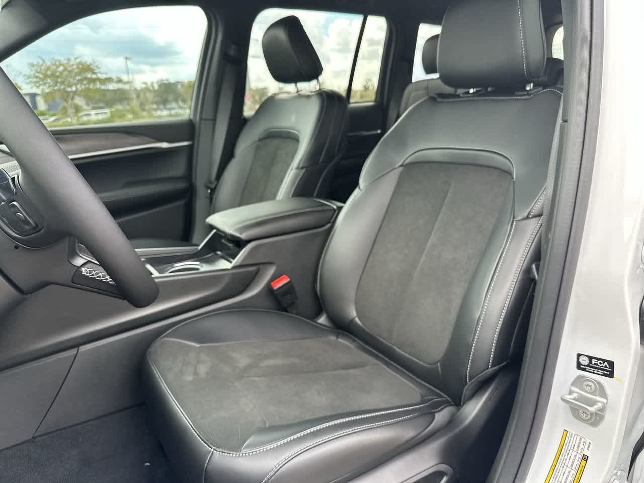 2027 Jeep Grand Cherokee GRAND CHEROKEE LAREDO ALTITUDE 4X4