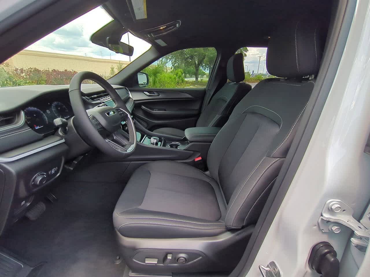 2025 Jeep Grand Cherokee GRAND CHEROKEE L LAREDO 4X2