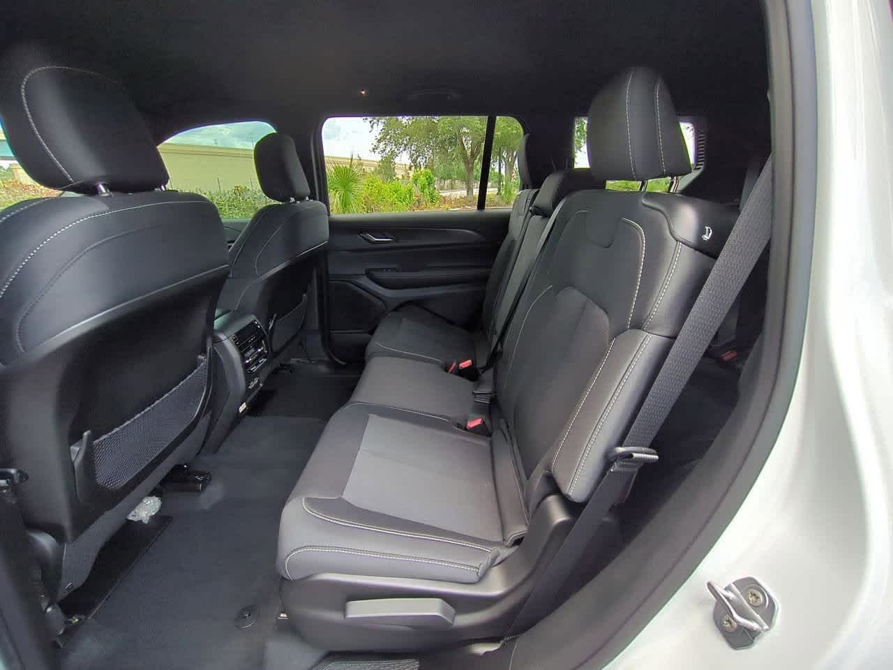 2025 Jeep Grand Cherokee GRAND CHEROKEE L LAREDO 4X2