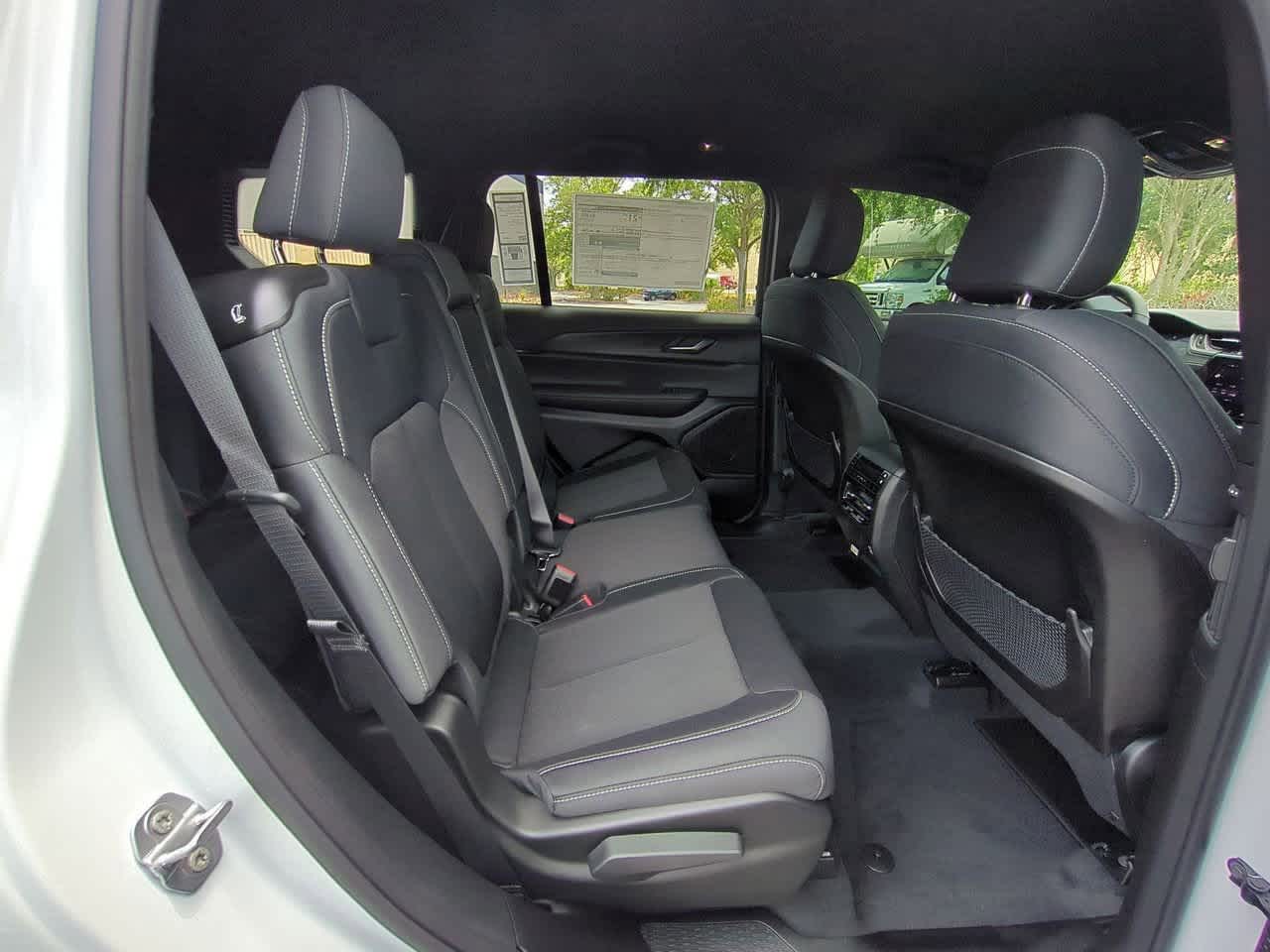 2025 Jeep Grand Cherokee GRAND CHEROKEE L LAREDO 4X2