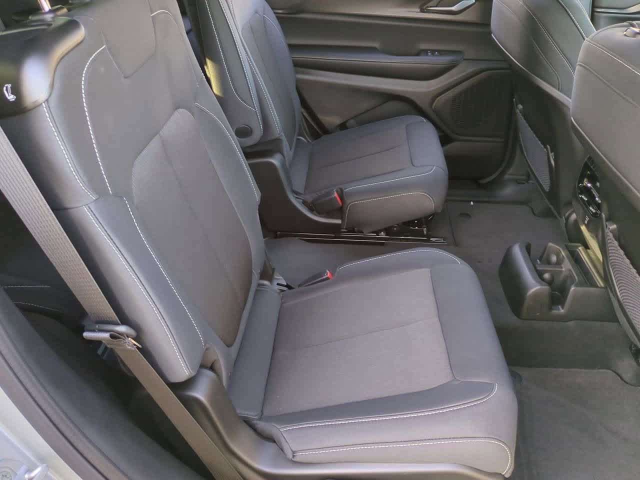 2025 Jeep Grand Cherokee GRAND CHEROKEE L LAREDO X 4X4