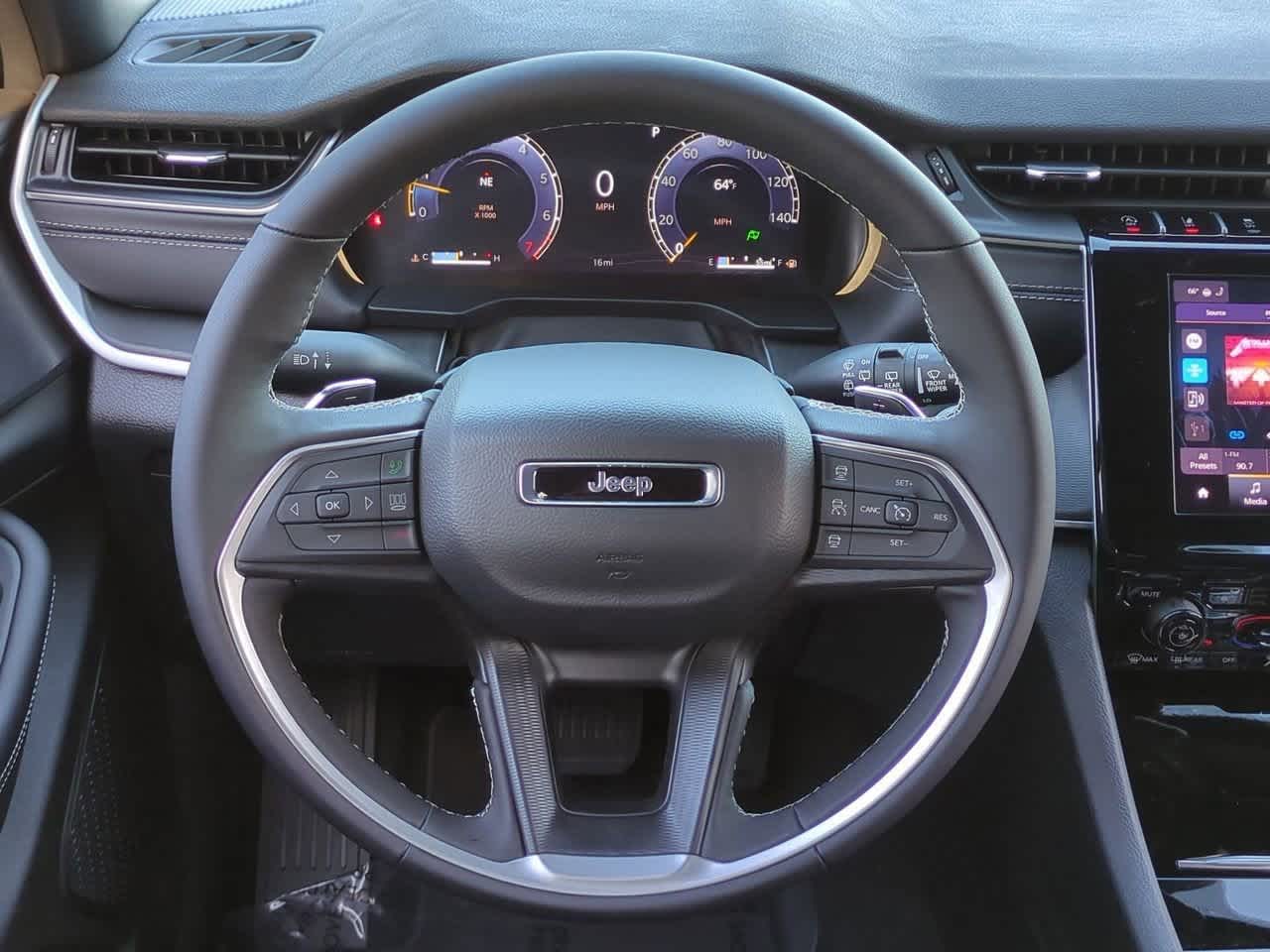 2025 Jeep Grand Cherokee GRAND CHEROKEE L LAREDO X 4X4