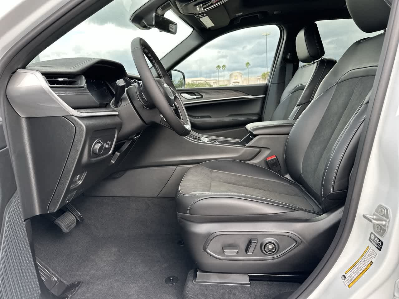 2027 Jeep Grand Cherokee GRAND CHEROKEE L LAREDO ALTITUDE 4X4