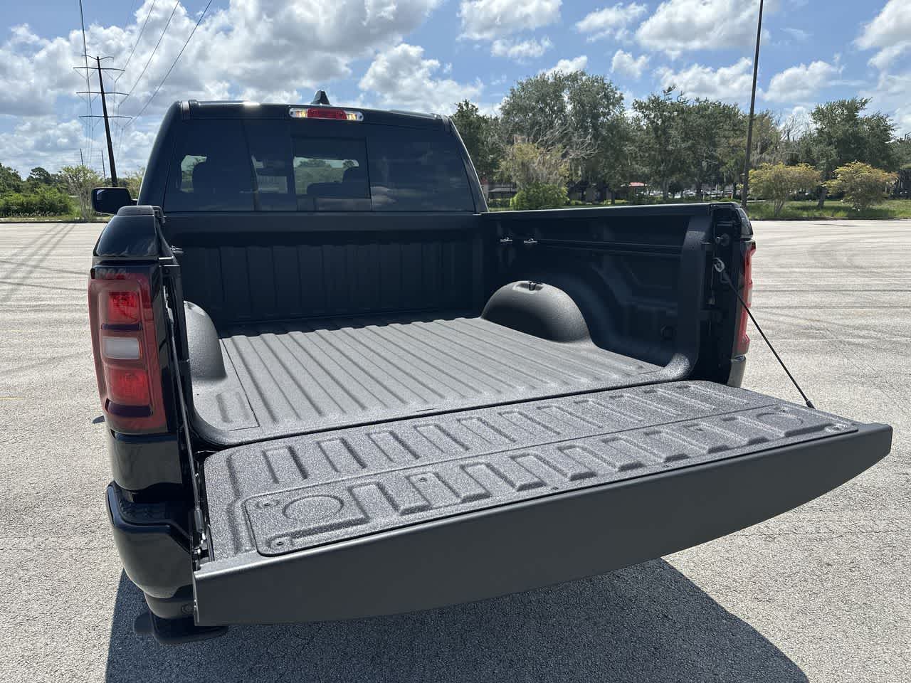 2026 RAM 1500 RAM 1500 EXPRESS CREW CAB 4X4 5'7' BOX
