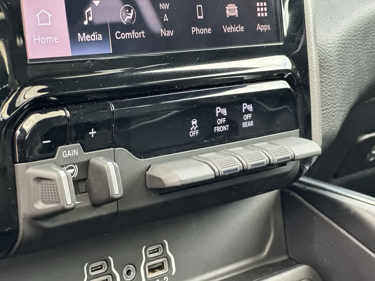 2025 RAM 1500 Laramie Crew Cab 4x4 5'7' Box