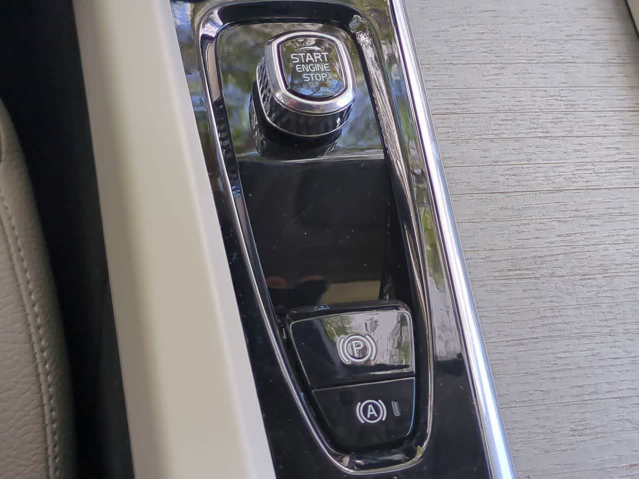 2024 Volvo XC60 B5 Plus Dark Theme