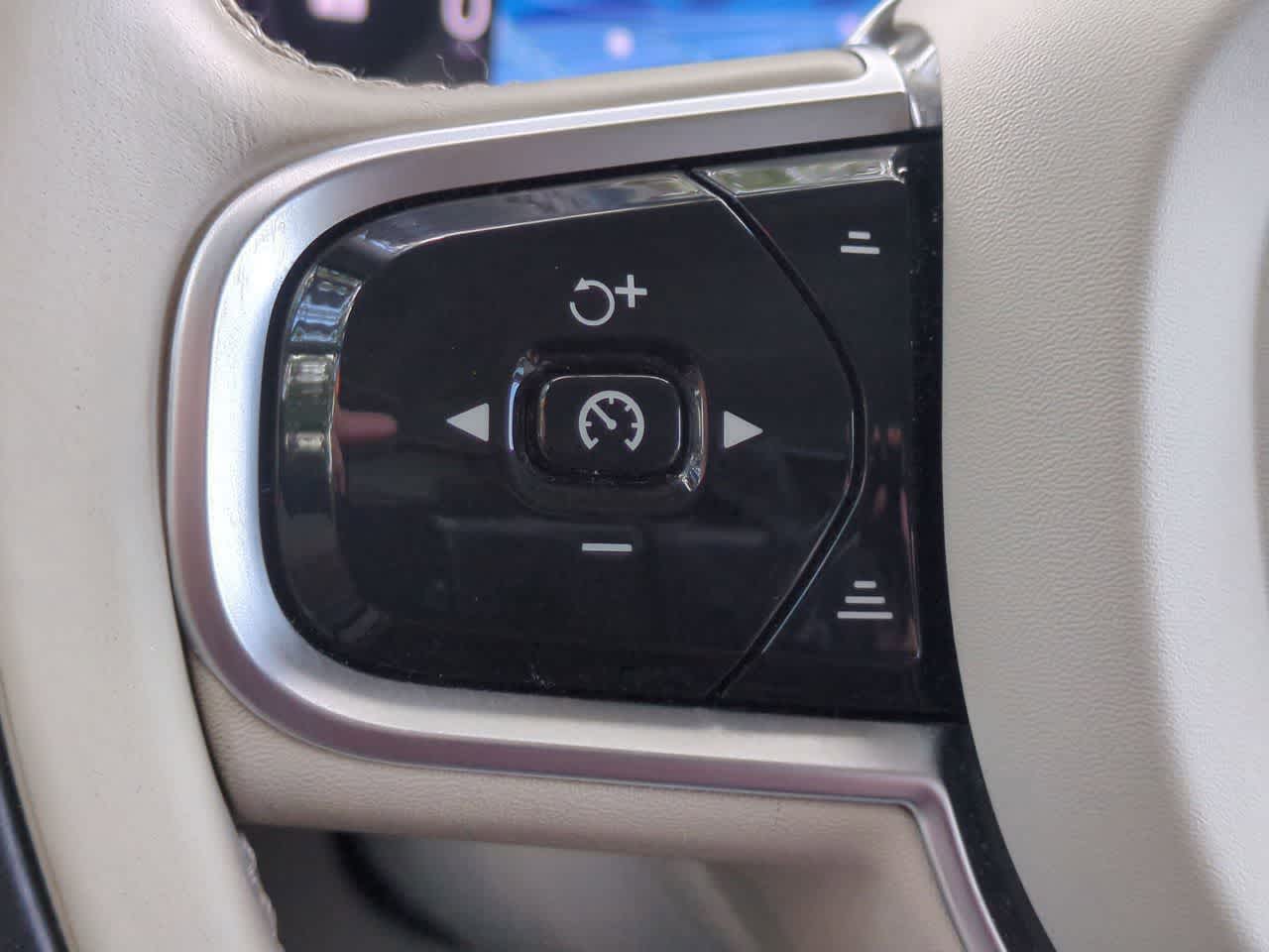 2024 Volvo XC60 B5 Plus Dark Theme