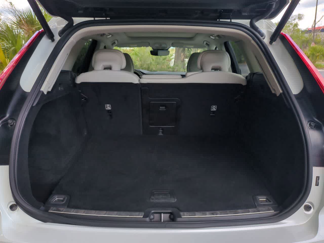 2024 Volvo XC60 B5 Plus Dark Theme