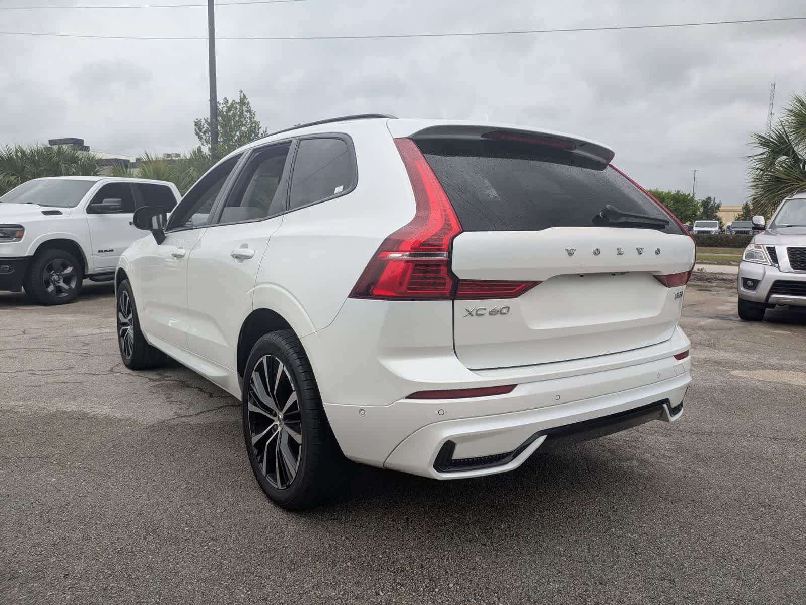 2024 Volvo XC60 B5 Plus Dark Theme