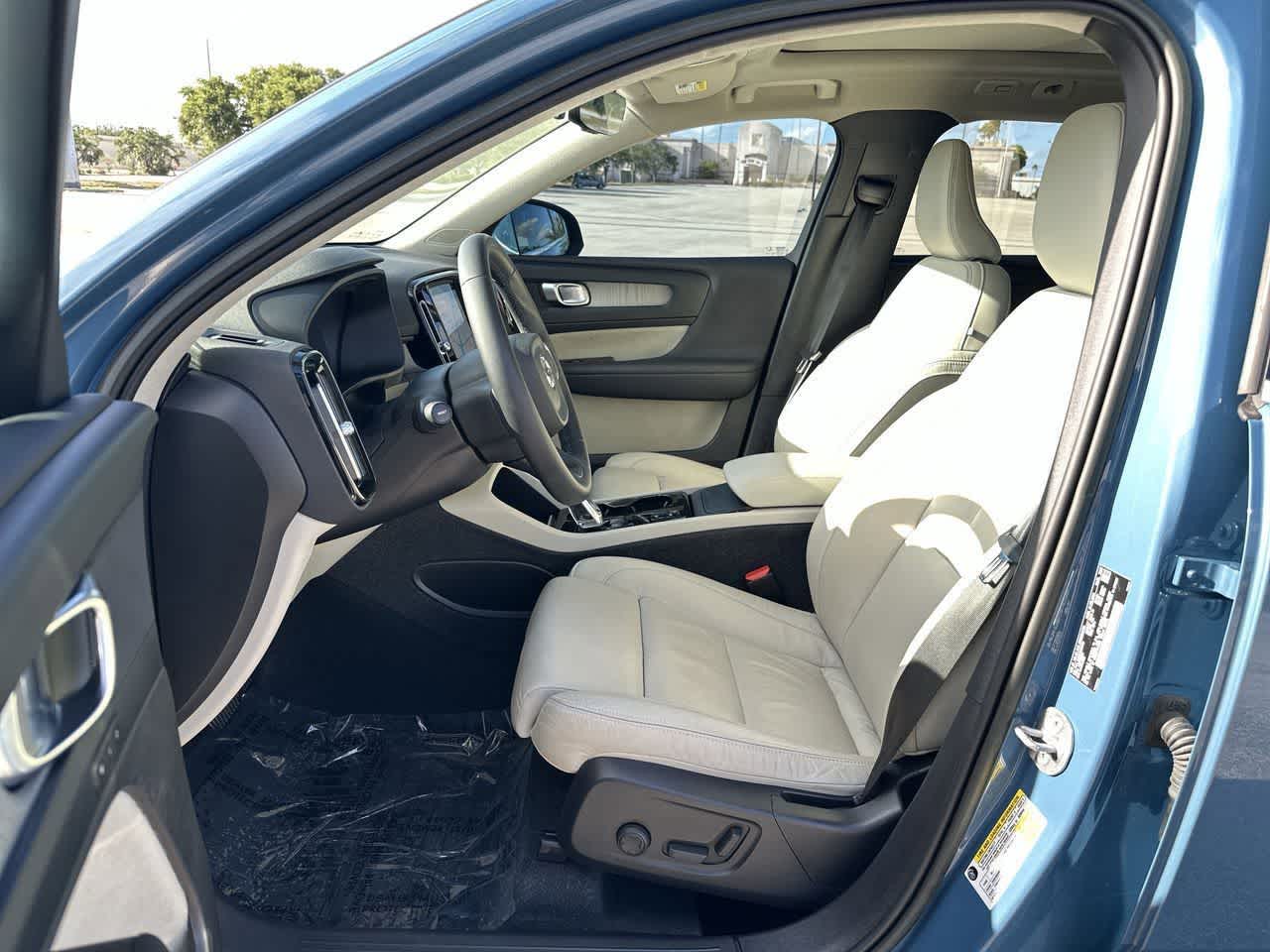 2023 Volvo XC40 B5 Plus Bright Theme