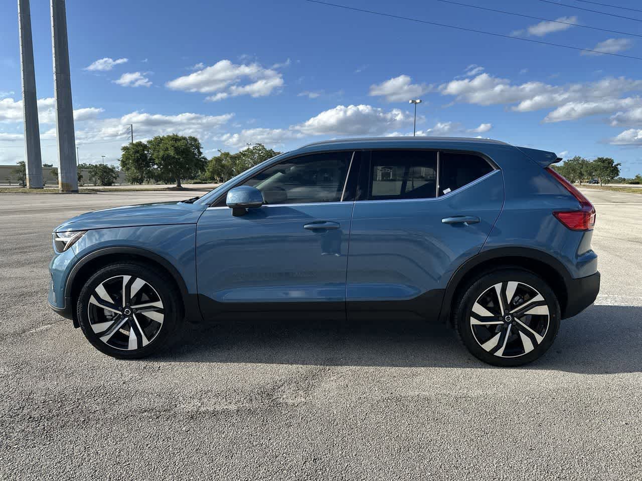 2023 Volvo XC40 B5 Plus Bright Theme