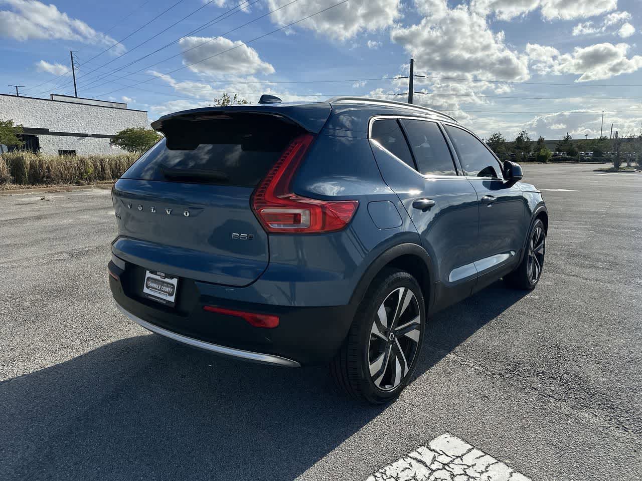 2023 Volvo XC40 B5 Plus Bright Theme