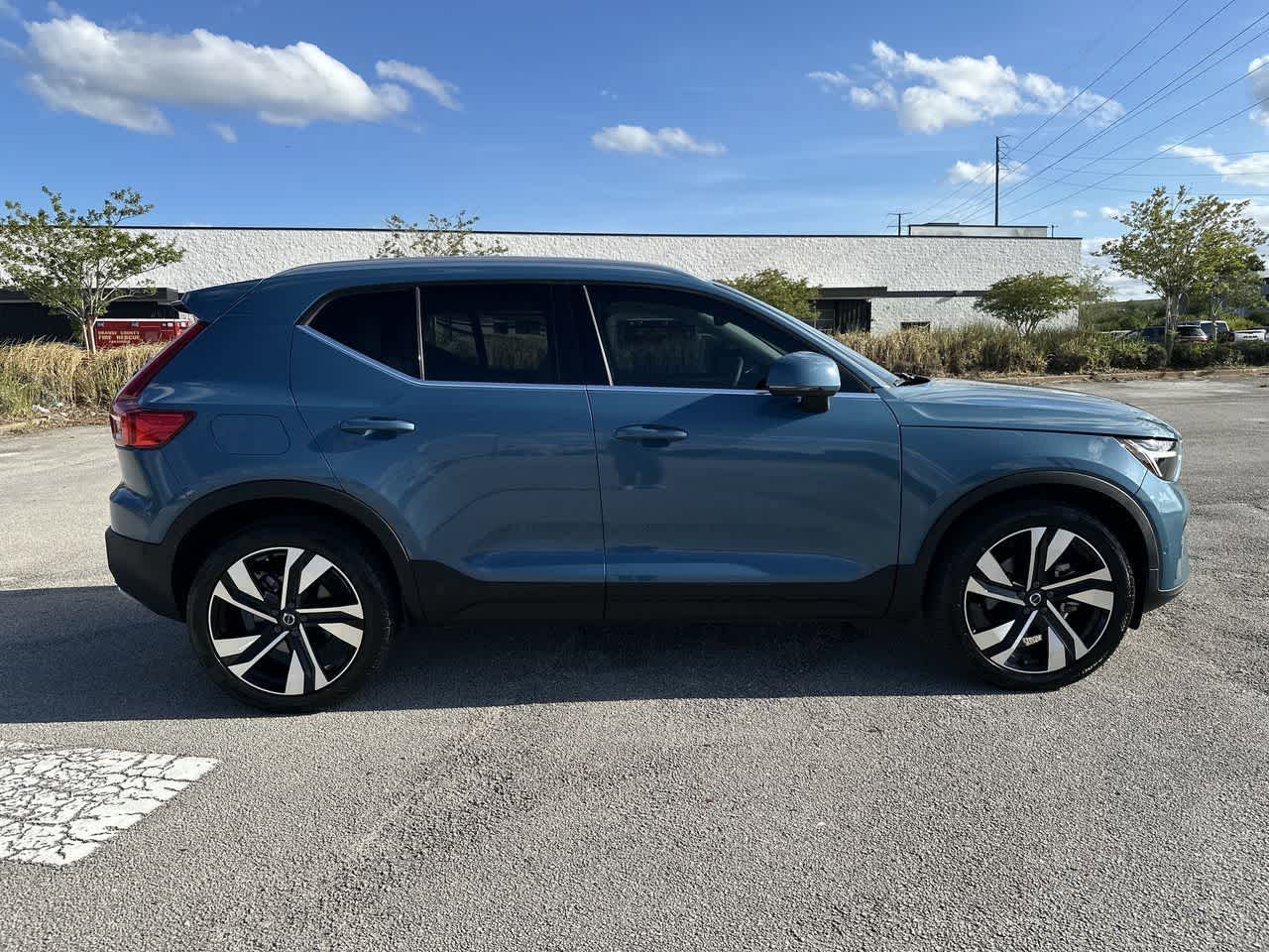 2023 Volvo XC40 B5 Plus Bright Theme
