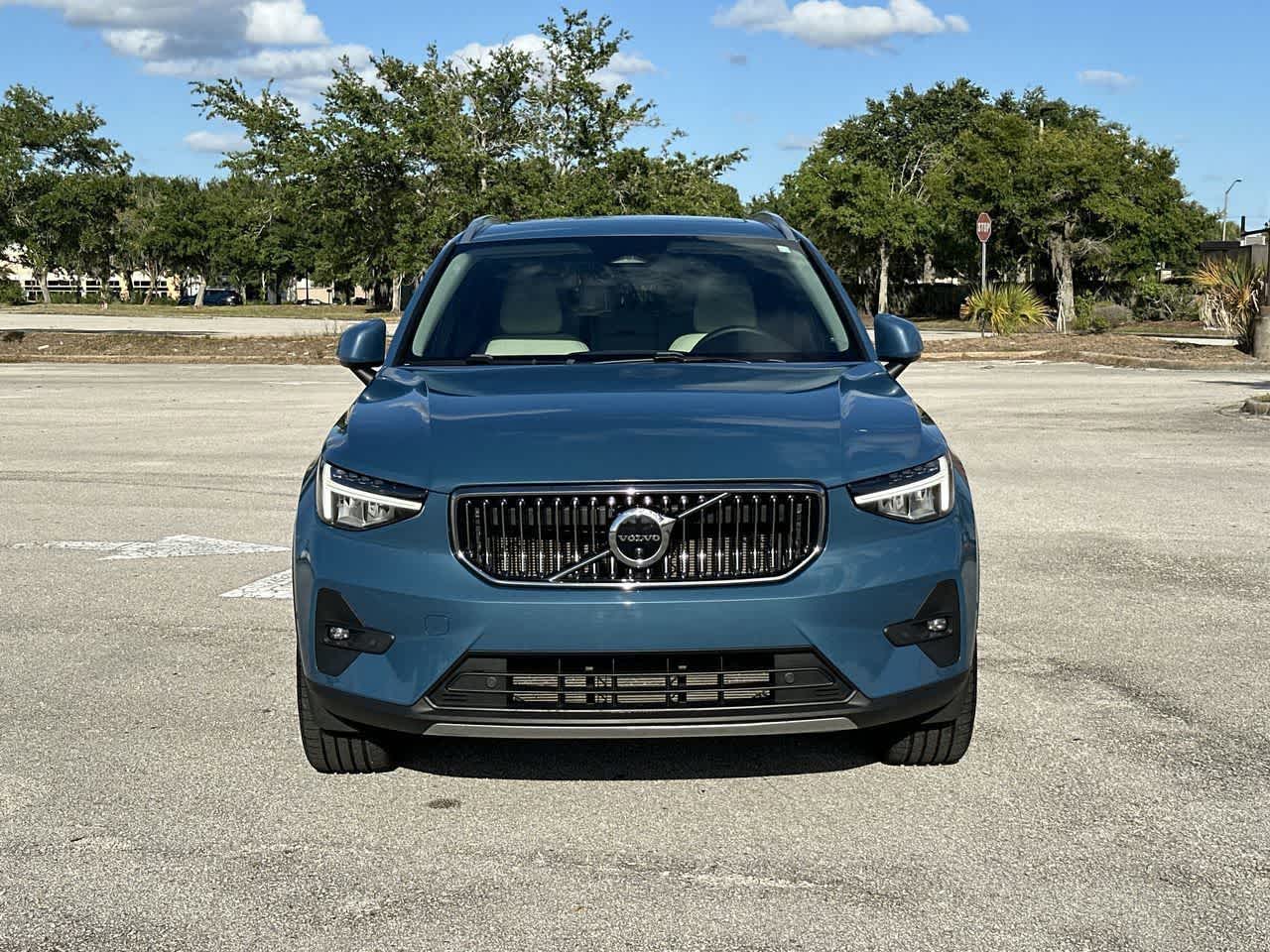 2023 Volvo XC40 B5 Plus Bright Theme