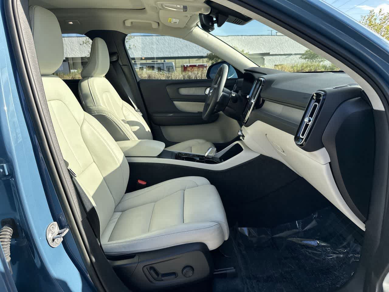 2023 Volvo XC40 B5 Plus Bright Theme