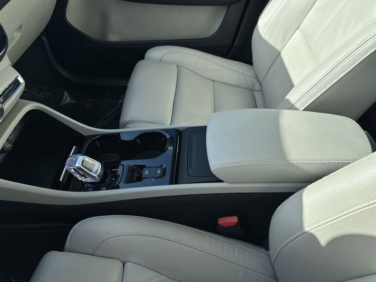 2023 Volvo XC40 B5 Plus Bright Theme