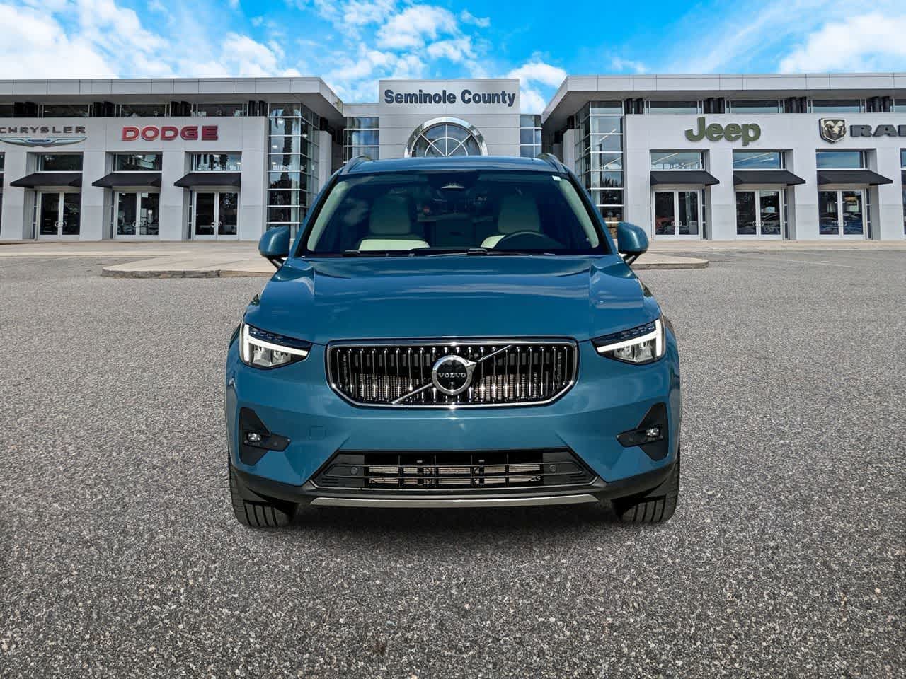 2023 Volvo XC40 B5 Plus Bright Theme