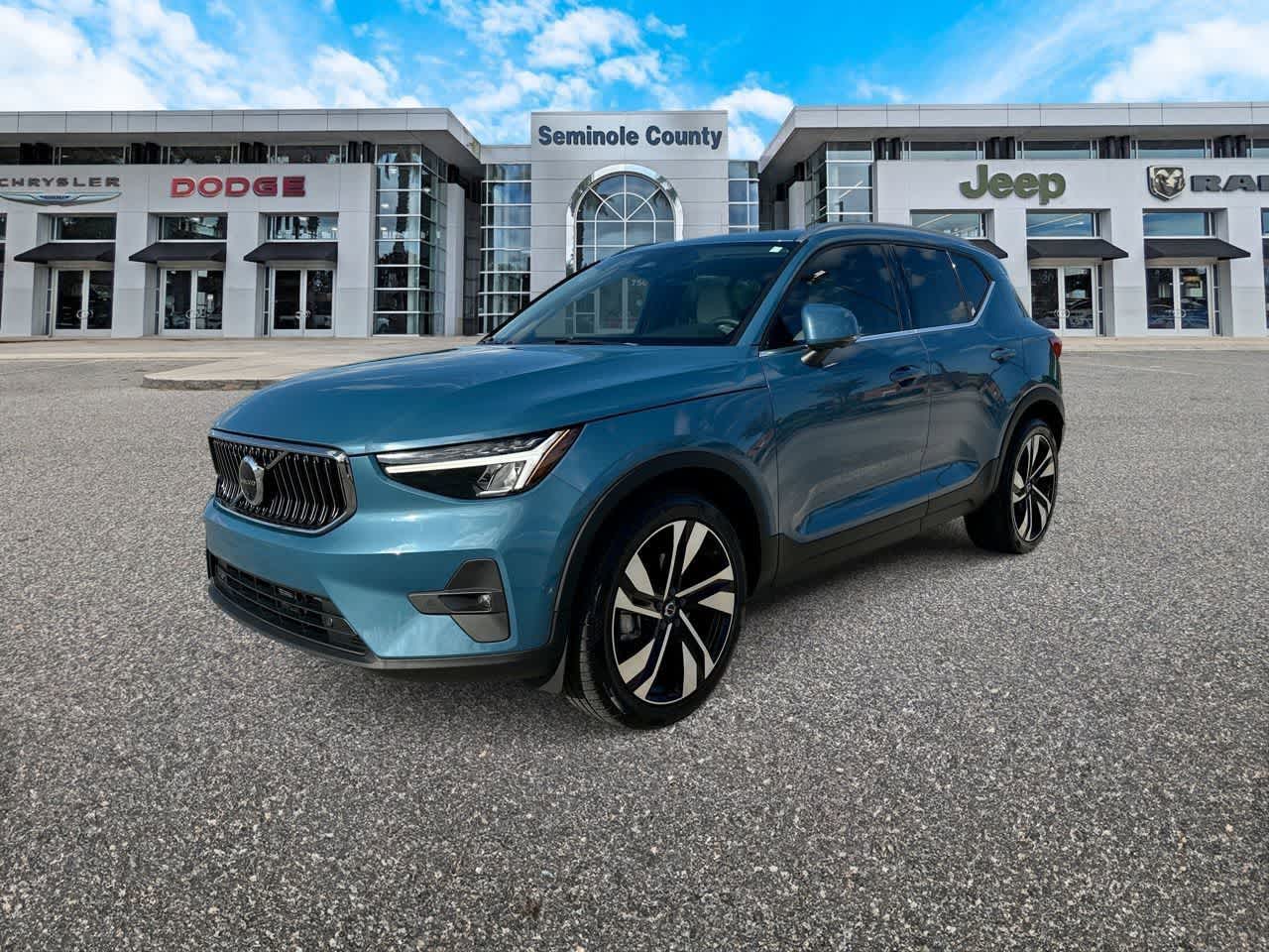 2023 Volvo XC40 B5 Plus Bright Theme