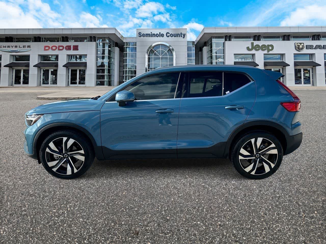 2023 Volvo XC40 B5 Plus Bright Theme