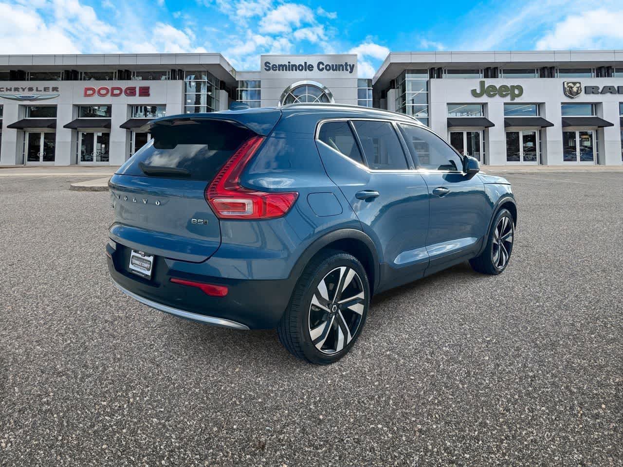 2023 Volvo XC40 B5 Plus Bright Theme