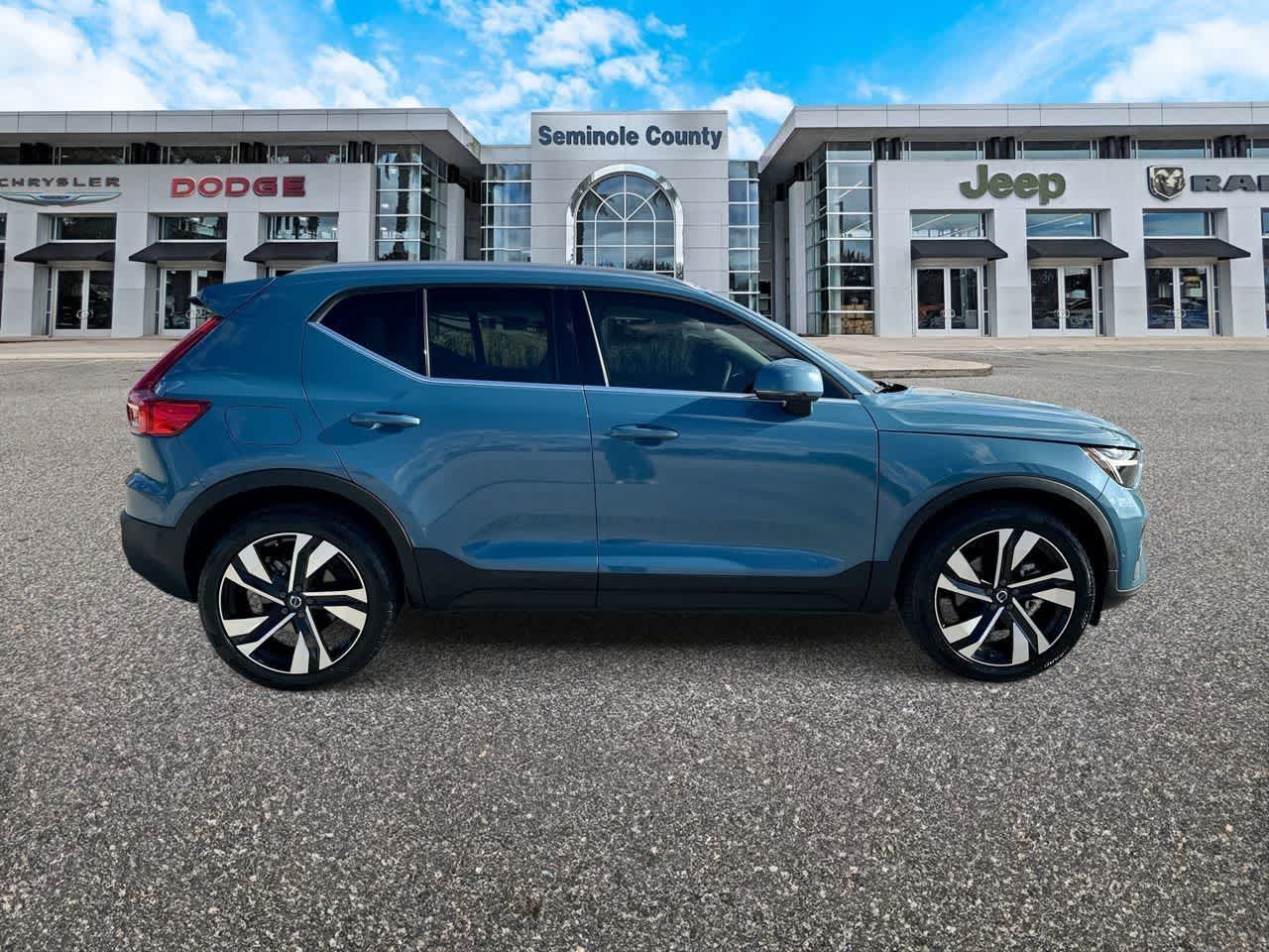 2023 Volvo XC40 B5 Plus Bright Theme